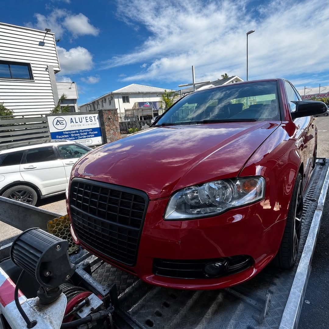 Audi A4 rouge arrivée sur plateau de dépannage