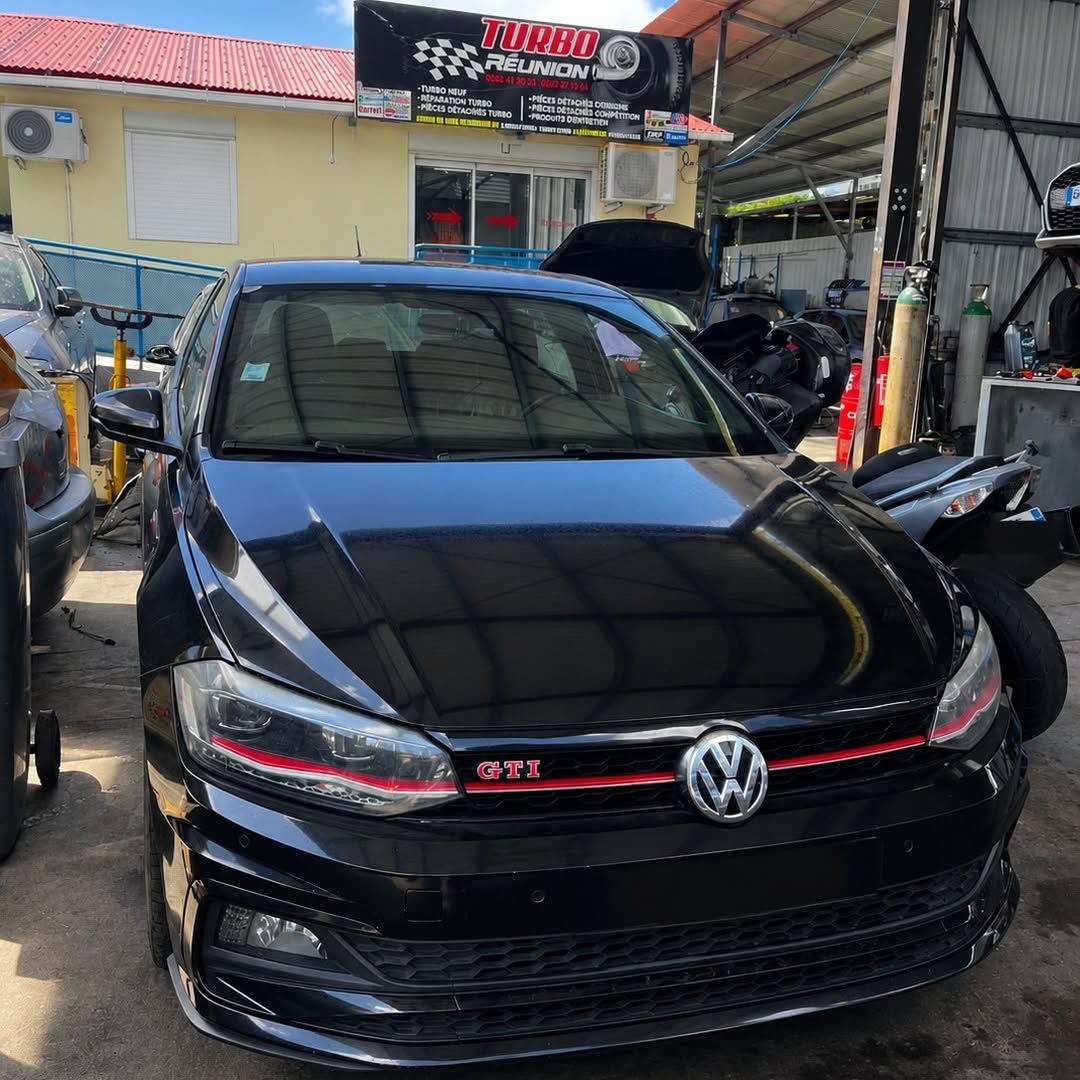 Volkswagen Polo GTI noire devant le garage